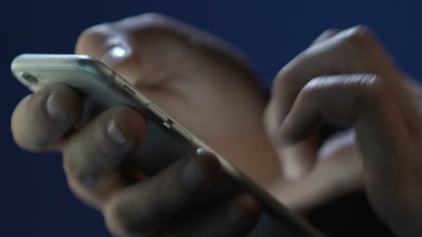 Mãos masculinas usando aplicativo smartphone, navegar na internet, mensagem de texto — Vídeo de Stock