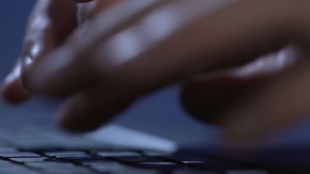 Kontorsarbetare att skriva på laptop tangentbord närbild, SMS e-post, programmering — Stockvideo