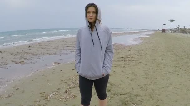 Depressieve vrouw in sportkleding wandelen langs strand en denken over uiteenvallen — Stockvideo