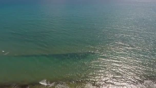 Hullámok fröccsen a tenger partján, gyönyörű nyugodt seascape, légi felvétel a tengerpart — Stock videók