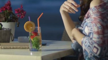 Çekici kadın Plaj Restoran, istirahat zevk içki kokteyl, yakın çekim