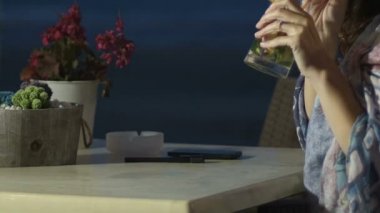 Romantik aşk hikayesi üzerinde çalışan genç kadın yazar notları not defterinde yapma