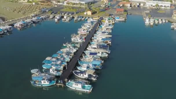 Widok z lotu ptaka piękne jachty i łodzie zacumowane w przystani Larnaca, Cypr — Wideo stockowe