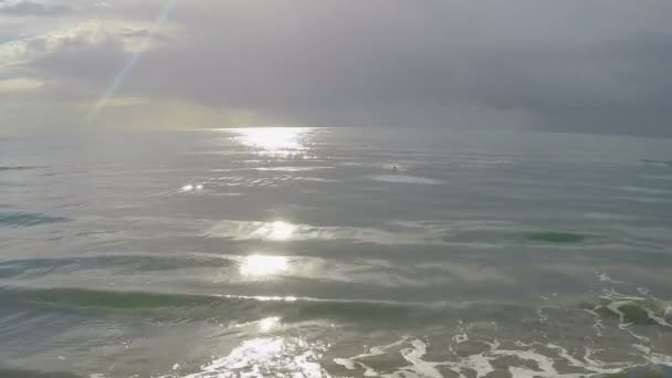 Luchtfoto van de persoon die zwemmen in de zee, toerisme in resort Larnaca Stad, ontspannen — Stockvideo