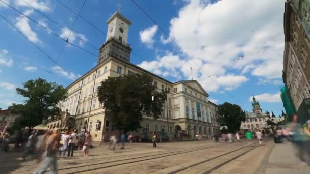 Lvov, Ukrajina - cca červenec 2017: Lidé ve městě. Lidí, kteří jdou na hlavním náměstí v turistickém městě na slunečný letní den timelapse — Stock video