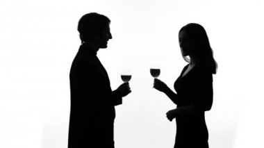 Genç çift içme şarap, tanımak, flört kadın silüeti