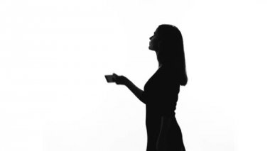 Selfie ile smartphone alarak ve gülümseyen, glamour genç kadın silüeti