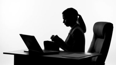 Kadın Sekreter işyerinde, iş toplantısı için hazırlık yapmak makyaj yapmak