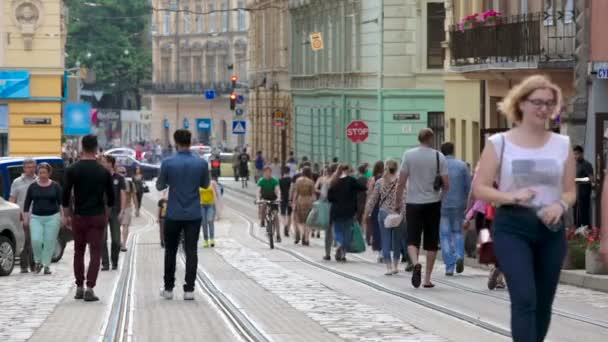 Lwów, Ukraina - około lipca 2017: Ludzi w mieście. Osób korzystających wakacje i chodzenie w centrum miasta, wakacje i turystyki — Wideo stockowe