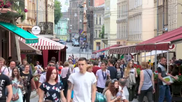 ЛИВИВ (УКРАИНА) - CIRCA JULY 2017: Люди в городе. Многие идут по узкой улочке старого европейского города, туризм и отдых — стоковое видео