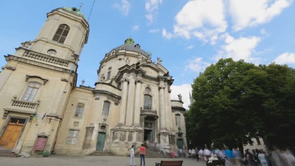 Lviv, Ukraina - Circa juli 2017: Människor i staden. Fantastiska Dominikanska kyrkan och klostret i Lviv city, turister gå på sightseeing — Stockvideo
