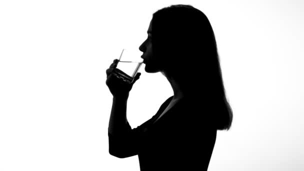 Vrouwelijke silhouet drinken glas water, herstel van de ph-balans, verlies van het gewicht — Stockvideo