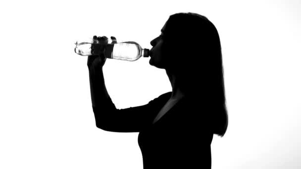 Γυναίκα πόσιμο νερό από το μπουκάλι, υγιεινό τρόπο ζωής, αποκατάσταση της ισορροπίας του ph — Αρχείο Βίντεο