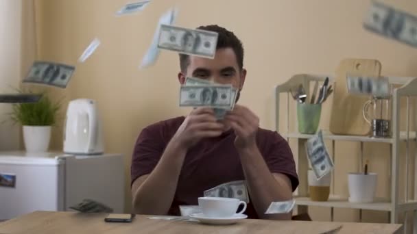 Aufgeregter Mann fängt glücklich Geld, das vom Himmel fällt, macht Vermögen, vererbt — Stockvideo