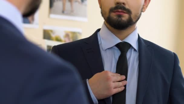 Homme regardant miroir réflexion essayer sur costume d'affaires, premier jour au nouveau travail — Video