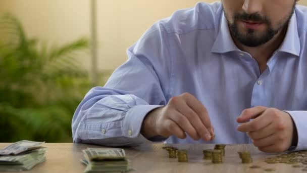 Homem contando suas economias na mesa, planejamento orçamentário, alfabetização financeira, crédito — Vídeo de Stock