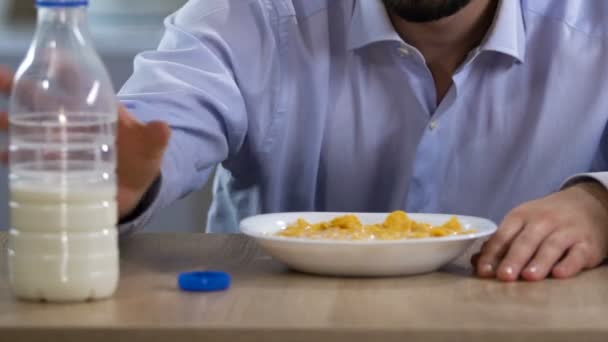 Bachelor eszik pehely és tej reggel undorral, gyomor-betegség — Stock videók