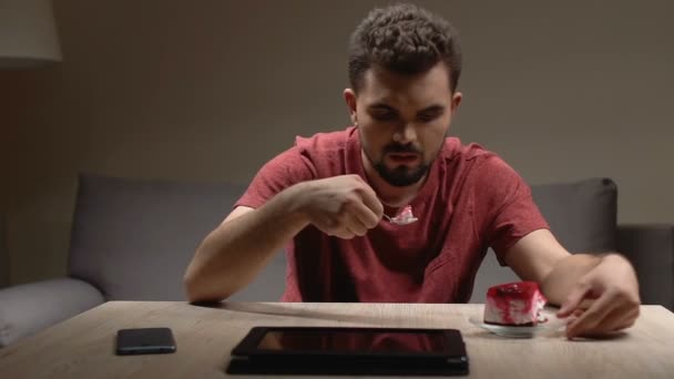 Endişeli adam endişeyle smartphone ve tablet, sorun düşünceler, umutsuzluk kontrol — Stok video