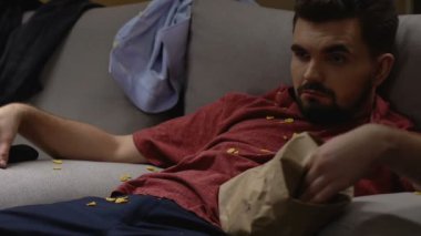 İşsiz bekar hayatını çöpe yanan kanepeye, yalan Tv izlerken