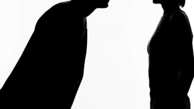 Aşık adam teklif kız arkadaşına, romantik yapım silüeti anlar