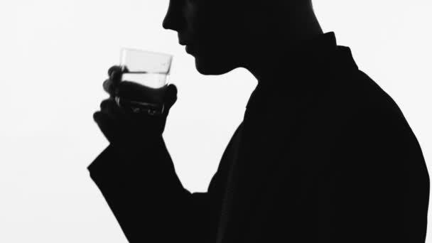 Człowiek w klasycznym garniturze picia świeżą wodą niegazowaną, utrzymanie równowagi wodnej, zbliżenie — Wideo stockowe