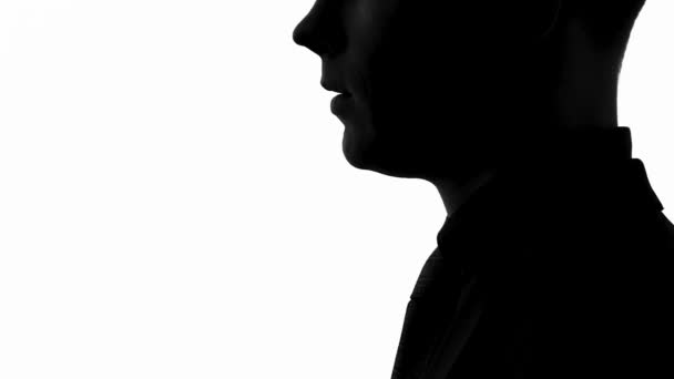 Silhouette eines Geschäftsmannes, der jemandem Schweigegeste, Geheimnisse und Klatsch zeigt — Stockvideo