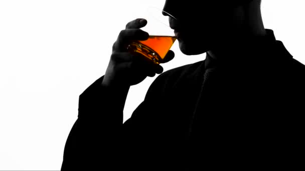 Ontspannen zakenman cognac drinken na de werkdag, genieten van de smaak van drank — Stockvideo