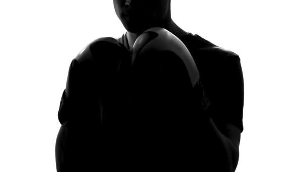 Silhouette de boxeur masculin fort pratiquant des combats d'ombre avant la compétition — Video