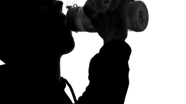 Πλάνο closeup της αρσενικό αθλητής φρέσκο εμφιαλωμένου πόσιμου νερού μετά από προπόνηση, δίψα — Αρχείο Βίντεο