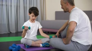 Babam göklere oğlu onu fitness, spor yaparken öğretim ev egzersiz sırasında gülümseyen