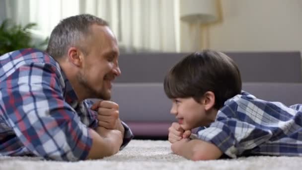 Padre felice guardando il figlio, passare del tempo insieme nel fine settimana, la paternità — Video Stock