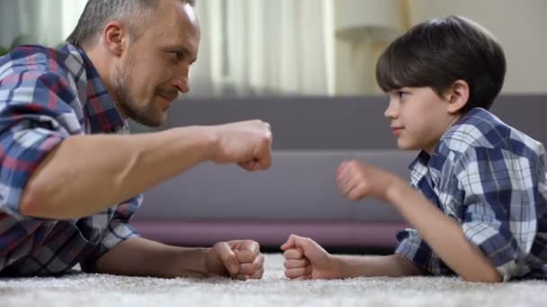 Poing de beau-père et d'enfant cognant, salutation de partenariat, moment d'enfance heureux — Video