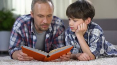 Okul çocuk edebiyatına aşk baba heyecanlı macera kitap okumak için dinleme