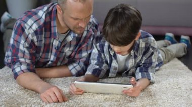 Tablet bir baba, Aile zaman yardımıyla etkileşimli uygulama kullanarak çocuk