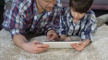 Baba ve oğlu nasıl yeni tablet, modern teknoloji, yakınlık kullanmayı öğrenme