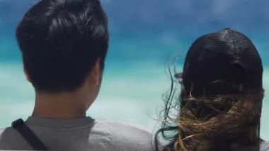 Nice, Fransa - Haziran 2016 yaklaşık: İnsanlar sahilde. Gençler de Nice, yaz tatili, çift tarihi, deniz keyfi arkadan görünüm