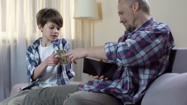 Lille son tiggeri far att ge mer fickpengar, finansiella behov, faderskap — Stockvideo