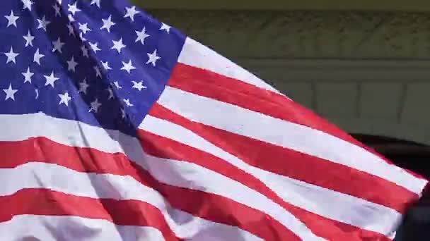 Bandera americana ondeando fuera del edificio de la embajada, símbolo nacional, gobierno — Vídeos de Stock