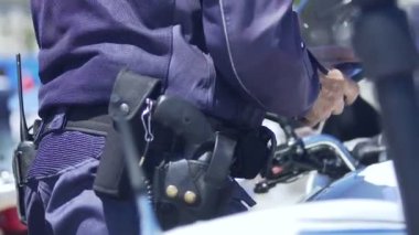 Polis memuru kullanma smartphone, sokak devriye, Emanet şehir, hukuk ve sipariş