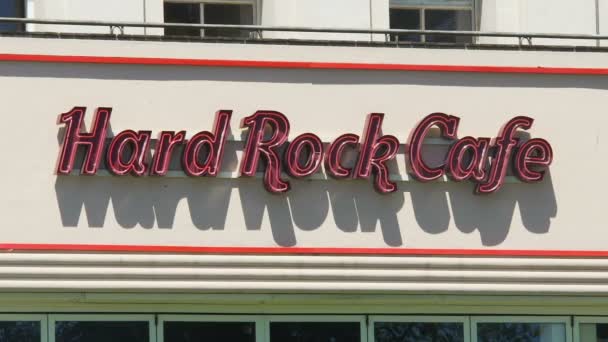 Nice, Francie - cca červen 2016: Památky ve městě. Hard rock café znamení, restaurace fasáda budovy, městská architektura, Nice Francie — Stock video