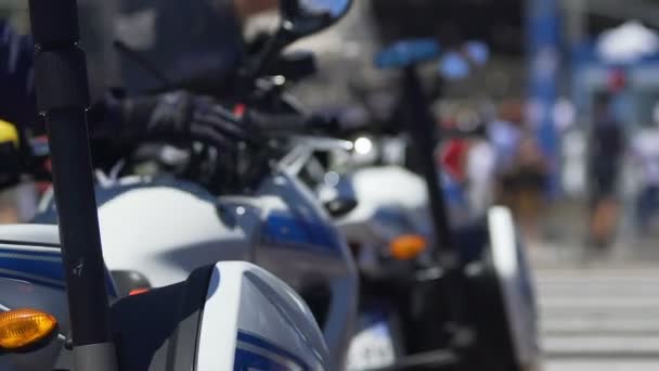 Полицейский садится на мотоцикл вид сзади, французская патрульная система, закон и порядок — стоковое видео