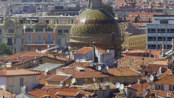 Vista del edificio del tejado en Niza, arquitectura tradicional francesa, paisaje urbano de verano — Vídeo de stock