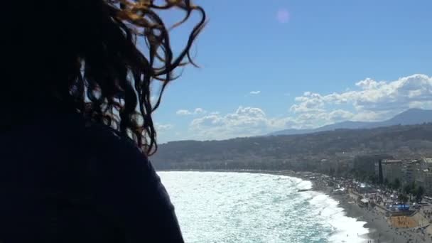 관광 관광 구름 하늘 아래 멋진 풍경 보고 젊은 여자 — 비디오
