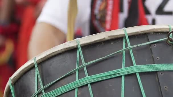 Fútbol fan golpeando tambor, animando equipo favorito, evento deportivo, campeonato — Vídeo de stock