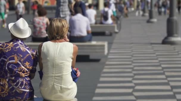 NICE, FRANCE - CIRCA JUNE 2016: People in the city. People walking on Nice street, rest on summer day, leisure resort city, travel — Stock Video