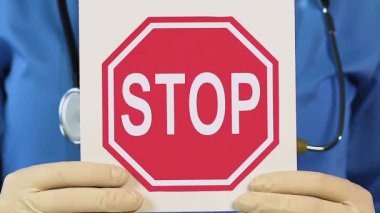 Tıbbi işçisi dur işareti, holding yayılan virüs, aşı durdurmak için çağrı