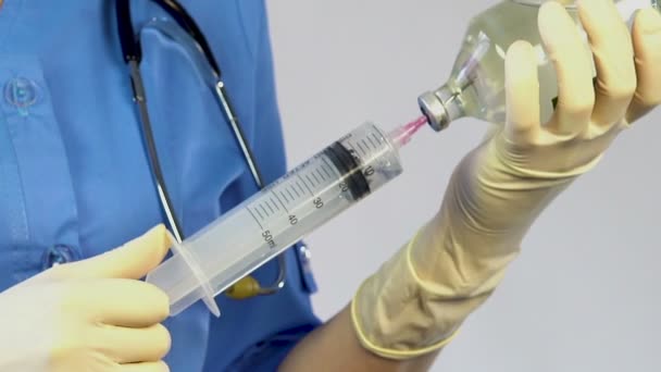 Dierenarts Innemen Van Medicijnen Injectiespuit Gonna Injecteren Besmet Dier — Stockvideo