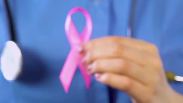 手持粉红色丝带的女护士 国际乳癌意识标志 — 图库视频影像
