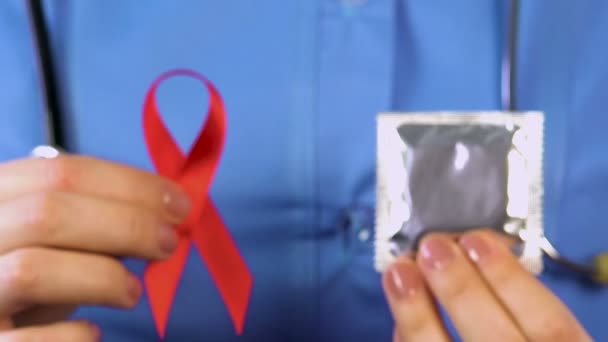 Nővér Emberek Óvszerek Vörös Szalagok Szociális Kampány Hiv Aids Ellen — Stock videók