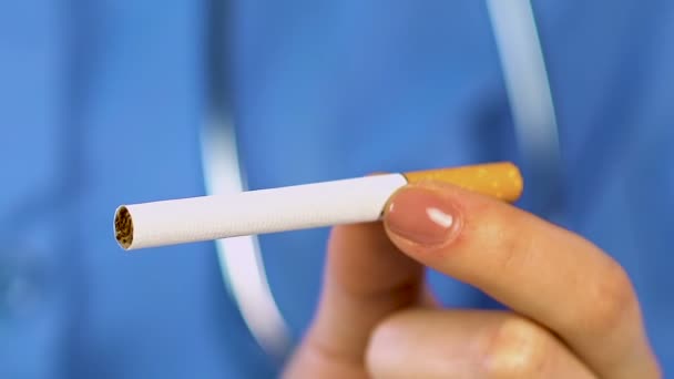 Femme coupe cigarette avec ciseaux, traitement anonyme des toxicomanes 